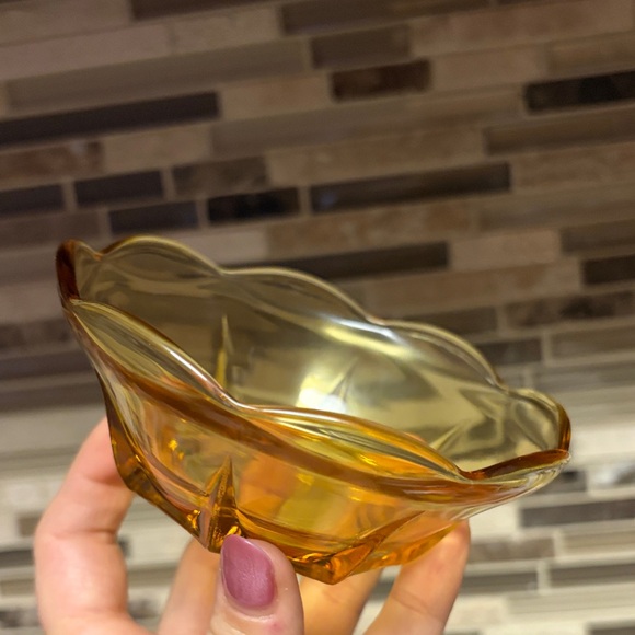 Anchor Hocking Swedish Modern 70s Amber Glass Scalloped Flower Bowl 4.5" - Picture 4 of 7
